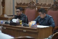 Ketua Komici IV DPRD Kotim M Kurniawan (kanan) saat menghadiri Rapat Dengar Pendapat (RDP) baru-baru lalu. Fotografer.Ifit/1tulah.com.