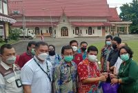 Penyerahan Bahan Pangan Secara Simbolis Oleh Bupati Barito Timur Ampera AY Mebas. Foto: 1tulah.com/Zakirin.