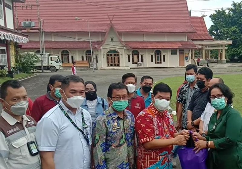 Penyerahan Bahan Pangan Secara Simbolis Oleh Bupati Barito Timur Ampera AY Mebas. Foto: 1tulah.com/Zakirin.