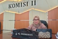 Foto: Hj. Darmawati ketua Komisi II DPRD Kotim saat di temui 1tulah.com di ruang kerjanya. Fotografer: Ifit/1tulah.com
