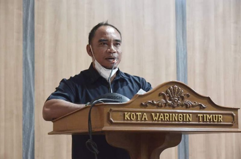 Foto - Anggota Komisi IV DPRD Kotim, Bima Santoso, saat menyampaikan pandangan fraksi pada rapat paripurna DPRD Kotim. Fotografer: Ifit/1tulah.com.