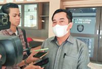 Foto - Anggota Komisi I DPRD Kotim, Rimbun, saat diwawancarai wartawan, Selasa (11/1/2022). Fotografer: Ifit/1tulah.com.
