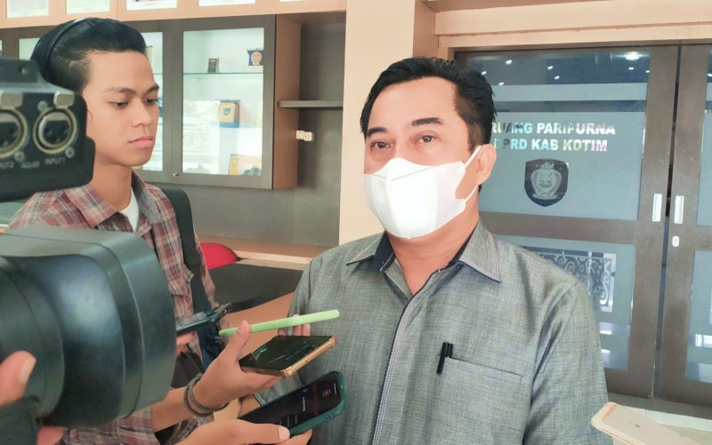 Foto - Anggota Komisi I DPRD Kotim, Rimbun, saat diwawancarai wartawan, Selasa (11/1/2022). Fotografer: Ifit/1tulah.com.