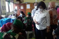 Wakil Bupati Satya Titiek Atyani Djoedir Memantau Vaksinasi Anak. Foto: Alifansyah/1tulah.com.