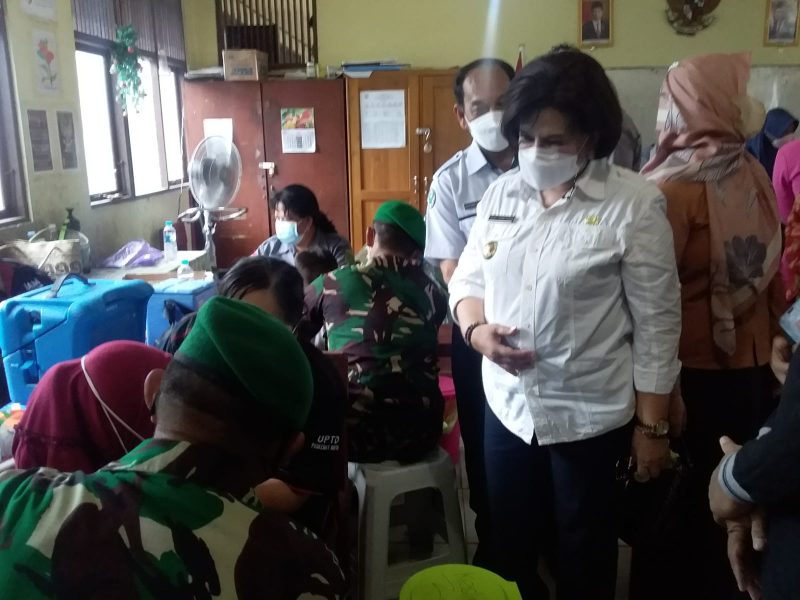 Wakil Bupati Satya Titiek Atyani Djoedir Memantau Vaksinasi Anak. Foto: Alifansyah/1tulah.com.