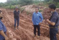 Foto - Anggota DPRD Kotawaringin Timur (Kotim) SP Lumban Gaol (tengah kemeja biru) saat meninjau langsung jalan kabupaten yang rusak di Desa Tumbang Koling, Kecamatan Cempaga Hulu. Fotografer: Ifit/1tulah.com