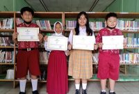 Siswa Terima Piagam Penghargaan dari Dinas Perpustakaan dan Kearsipan Barito Timur. Foto: 1tulah.com.Zakirin.