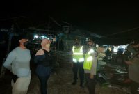 Foto : Kapolsek Teweh Tengah AKP Reny Arafah (kedua dari kiri) saat memimpin pembubaran dan penutupan permainan judi di acara adat Wara, Sabtu (15/01) petang. foto. Deni/1tulah.com.