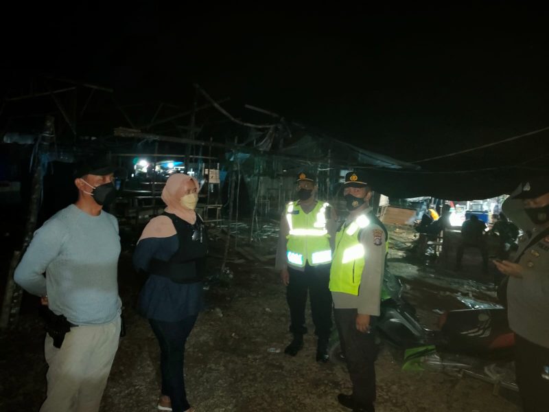 Foto : Kapolsek Teweh Tengah AKP Reny Arafah (kedua dari kiri) saat memimpin pembubaran dan penutupan permainan judi di acara adat Wara, Sabtu (15/01) petang. foto. Deni/1tulah.com.