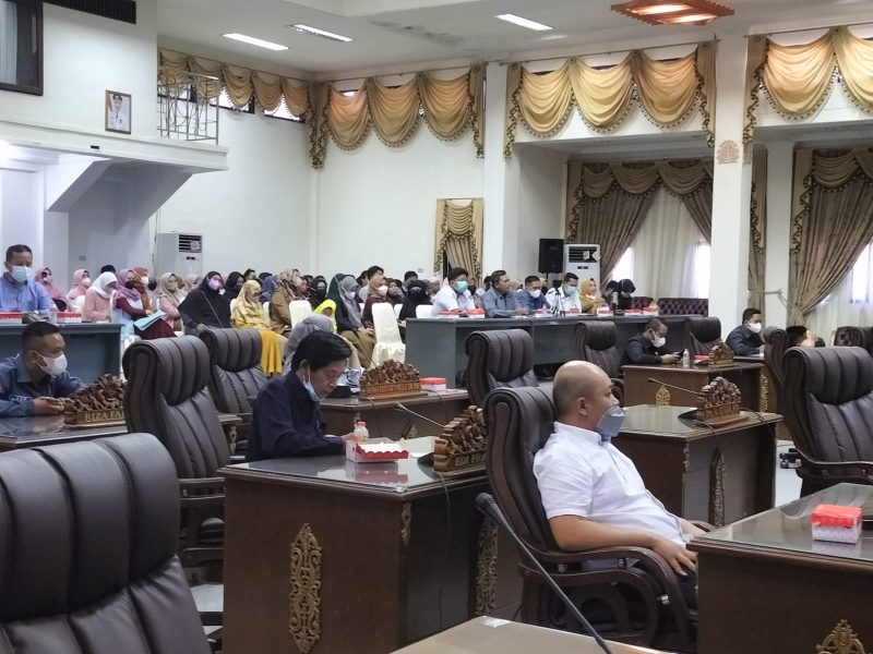 Foto : Puluhan wali murid ikut hadir dalma RDP di gedung DPRD Barito Utara, Senin (17/01). Foto. Deni/1tulah.com.