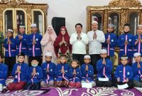 keterangan foto :  Wiyatno usai foto bersama dengan anak- anak yatim. Foto.Ingkit/1tulah.com