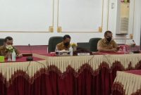Wakil Bupati Barito Timur (Tengah) dalam Rapat Pengajuan Rancangan Peraturan Daerah tentang Perusahaan Umum Daerah Air minum (PDAM) Tirta Janang. Foto: 1tulah.com/Zakirin.