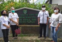 Kepala Desa Tewah Pupuh Ardianto (kanan bertopi) di Depan Kantor Desa. Foto: 1tulah.com/Zakirin.