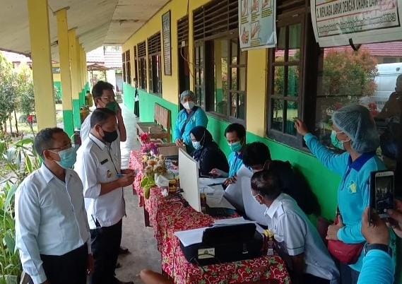 Wakil Bupati Barito Timur Memantau Vaksinasi di SDN 4 Jaar. Foto: 1tulah.com/Zakirin.