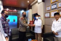 Foto : H Iwan Kurniawan, SH, MSi dan sejumlah pengurus DPD Partai Gerindra Kalteng menyerahkan piagam penghargaan terkait dukungan penanganan covid-19 di Kalteng kepada Kapolda Kalteng dan Danrem 102/PJG. Fotografer : Adi/1tulah.com.