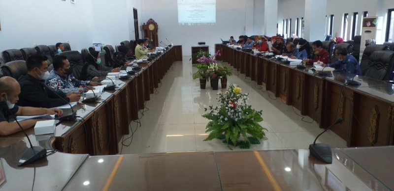 Foto : Anggota DPRD barut saat menggelar RDP dengan sejumlah kelembagaan adat dayak, Kamis (20/01/2022). Foto. Delia/1tulah.com