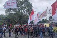 Foto - Ratusan Warga Desa Ramban Kecamatan Mentaya Hilir Utara Kabupaten Kotawaringin Timur, menggelar aksi demo damai didepan Kantor DPRD Kotim, Jl. Jendral Sudirman. Fotografer : Ifit/1tulah.com.