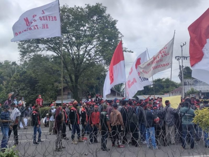 Foto - Ratusan Warga Desa Ramban Kecamatan Mentaya Hilir Utara Kabupaten Kotawaringin Timur, menggelar aksi demo damai didepan Kantor DPRD Kotim, Jl. Jendral Sudirman. Fotografer : Ifit/1tulah.com.