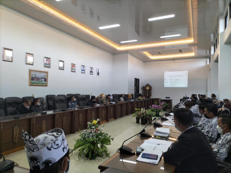 Foto : Anggota DPRD Barito Utara saat hearing dengar pendapat dengan pengurus PGRI. Foto.Delia/1tulah.com