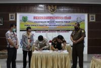 Kepala Desa bersama Kejaksaan Negeri Barito Timur Menandatangani Kesepakatan Bersama Tentang Penanganan Masalah Hukum Bidang Perdata dan Tata Usaha Negara. Foto: 1tulah.com/Zakirin.