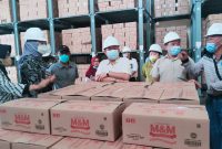 Foto: Jajaran Komisi II DPRD Kabupaten Kotawaringin Timur, saat melihat langsung proses pengemasan produk olahan minyak kelapa sawit menjadi minyak goreng di Pabrik PT. SSM di Desa Bagendang,  Kecamatan Mentaya Hilir Utara. Fotografer: Ifit/1tulah.com.