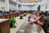 Anggota DPRD barito Utara saat menggelar RDP terkait penggunaan jalan kabupaten dan jalan provinsi, Senin (24/01). Foto.Delia/1tulah.com