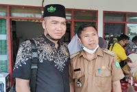 Foto - Anggota Komisi II DPRD Kabupaten Kotawaringin Timur, M. Abadi (Kiri), bersama Camat Mentaya Hilir Utara, Muslih (kanan).Foto.Fitri/1tulah.com.