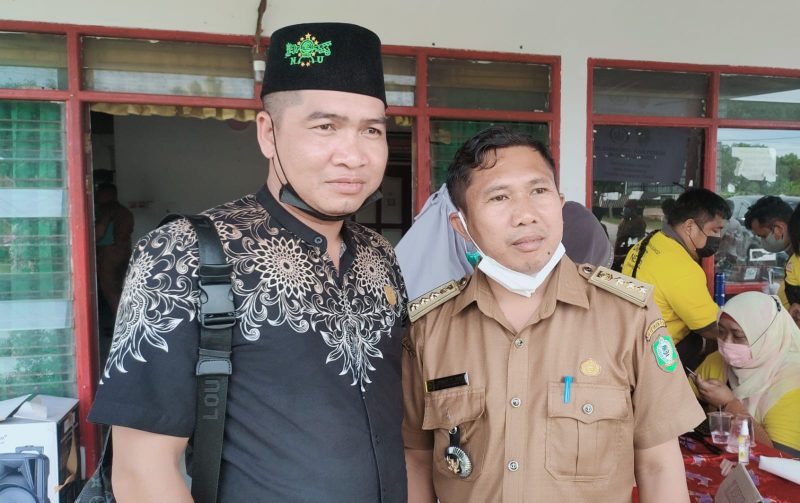 Foto - Anggota Komisi II DPRD Kabupaten Kotawaringin Timur, M. Abadi (Kiri), bersama Camat Mentaya Hilir Utara, Muslih (kanan).Foto.Fitri/1tulah.com.