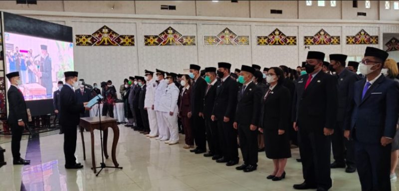 Bupati Mura Ferdie M Yosep saat mengambil sumpah janji dan pelantikan pejabat pratama dilingkup Pemkab Murung Raya. Fotografer.Suroso/1tulah.com