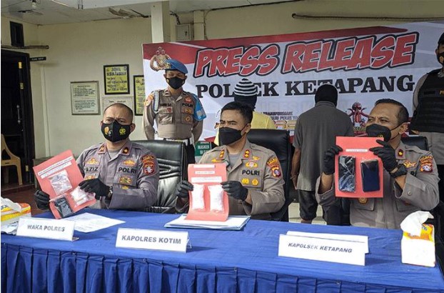Foto : Kapolres Kotim AKBP Sarpani didampingi Waka Polres Kompol Abdul Aziz dan Kapolsek Ketapang Kompol Samsul Bahri, saat ekpos pengungkapan kasus narkoba. Foto.Fitri/1tulah.com.