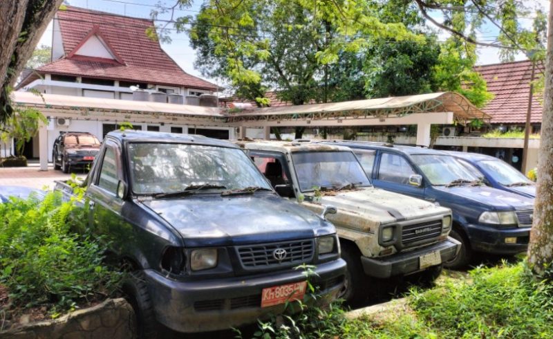 Foto : Mobil-mobil dinas ini sudah tak berbentuk. malah aa ditanami rumput dan sampai sekarang amsih menumpuk di Kantor belakang Setda Barito Utara.Fotografer : Delia/1tulah.com