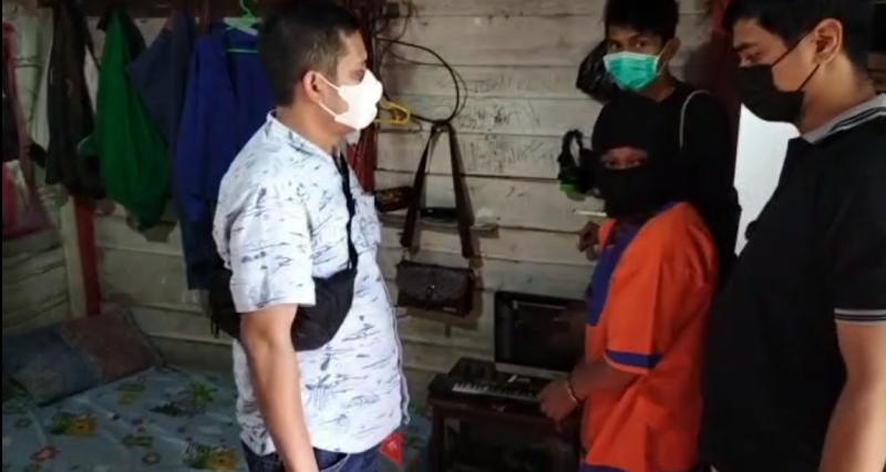 Foto : Pelaku E alias DG (35) saat menunjukkan tempat barang yang dicurinya kepada polisi. Fotografer. Delia Anisya Fitri/1tulah.com