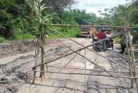 Angkutan batubara yang ditahan warga di RT 04 Desa Karang Langit untuk menuntut jalan diperbaiki.Foto.Ist/1tulah.com
      