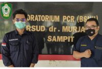 Penanggungjawab Laboratorium PCR BSL II RSUD dr Murjani Sampit dr Ikhwan Setiabudi saat memberikan keterangan pers, Sabtu (29/1/2022)
      