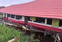 Foto: Bangunan SDN 41 yang ambruk dan tergenang air. Foto. Ingkit/1tulah.com