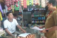 SOSIALISASI- Dinas Perdagangan, Koperasi dan UKM Kabupaten Barito Timur melakukan sosialisasi kebijakan pemerintah terkait minyak goreng satu harga di Pasar Tomenggoeng Djayakarti,. Foto. Adi/1tulah.com.