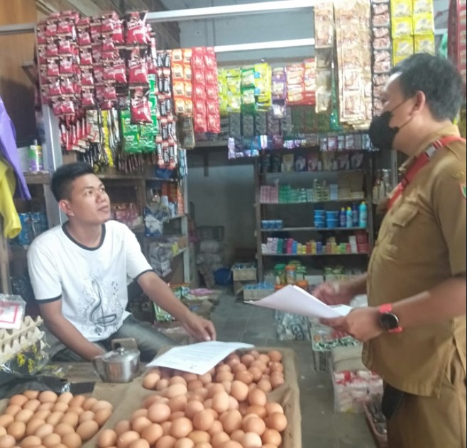 SOSIALISASI- Dinas Perdagangan, Koperasi dan UKM Kabupaten Barito Timur melakukan sosialisasi kebijakan pemerintah terkait minyak goreng satu harga di Pasar Tomenggoeng Djayakarti,. Foto. Adi/1tulah.com.