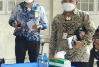 Kepala Operasional Bank Kalteng Cabang Tamiang Layang  Soleman Hukubun (kiri) saat mendampingi Bupati Bartim  berkunjung ke pabrik karet di Pontianak Provinsi Kalimantan Barat.
Foto Diskominfosantik/1tulah.com
