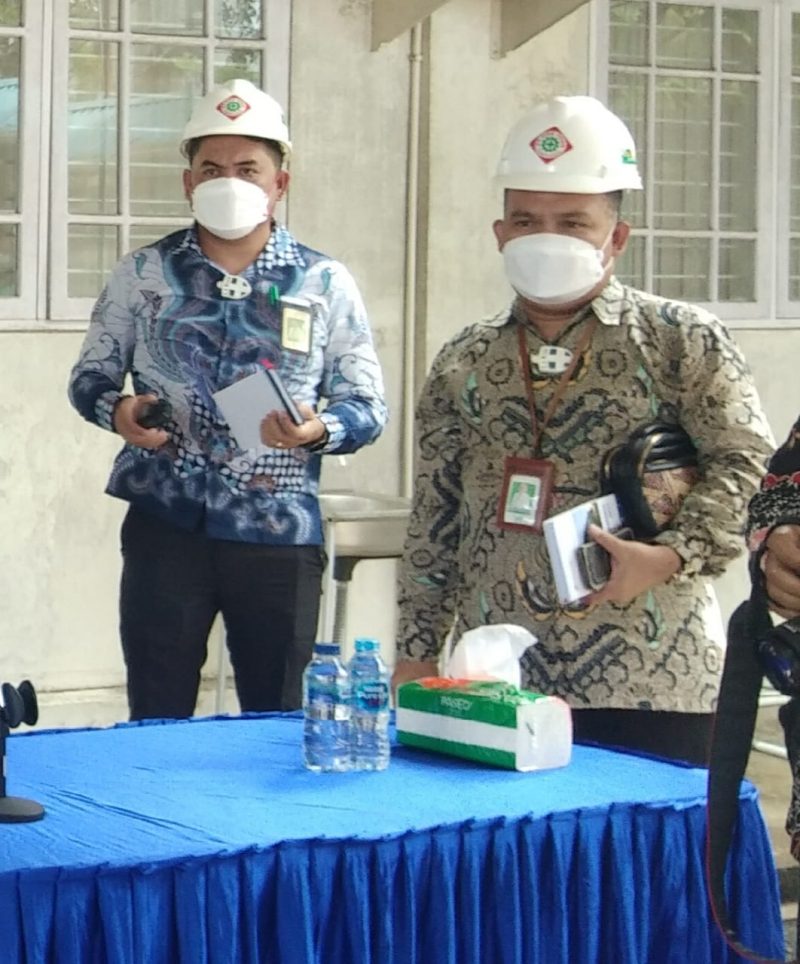 Kepala Operasional Bank Kalteng Cabang Tamiang Layang  Soleman Hukubun (kiri) saat mendampingi Bupati Bartim  berkunjung ke pabrik karet di Pontianak Provinsi Kalimantan Barat.
Foto Diskominfosantik/1tulah.com
