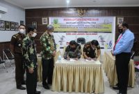 Camat Pematang Karau dan Sekretaris Inspektorat Kabupaten Barito Timur menyaksikan penandatanganan kerjasama antara Kepala Desa se Kecamatan Pematang Karau dengan Kajari Bartim. 
Foto: 1tulah.com/Zakirin
