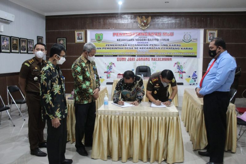 Camat Pematang Karau dan Sekretaris Inspektorat Kabupaten Barito Timur menyaksikan penandatanganan kerjasama antara Kepala Desa se Kecamatan Pematang Karau dengan Kajari Bartim. 
Foto: 1tulah.com/Zakirin
