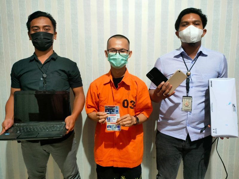 Pelaku IA (tengah) pembuat SIM palsu yang berhasil diringkus polisi. Foto : Suroso/1tulah.com