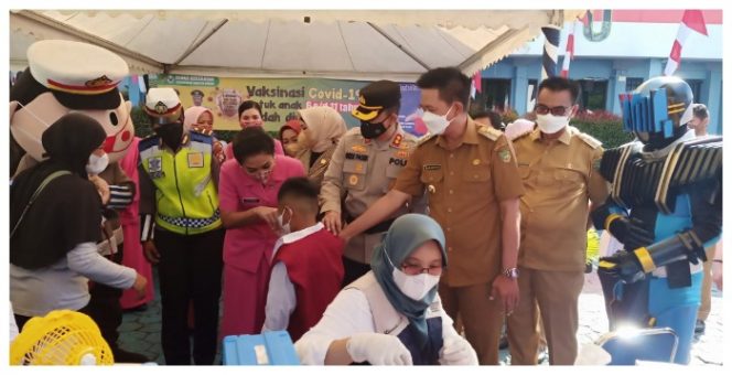 Bupati Barito Utara H Nadalsyah saat melihat langsung vaksinasi anak 6-11 tahun di salah Kota Muara Teweh. Foto.Deni/1tulah.com