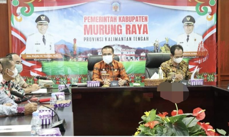 Sekda Mura Hermon memimpin rapat persiapan kunker tiga Wamen ke Kabupaten Murung Raya. Foto : Suroso/1tulah.com