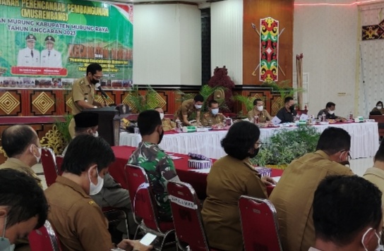 Camat Murung Fitrianul Fahriman saat memberikan paparan di acara Musrenbang. Foto : Suroso/1tulah.com