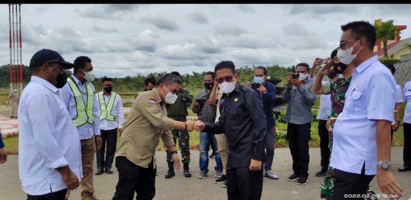Wabup Mura Rejikinoor menyambut kedatangan dua Wakil Menteri RI yang kaan mengunjungi Kabupaten Murung Raya. Foto : Suroso/1tulah.com