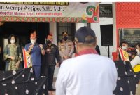 Bupati Mura Perdie M Yoseph dan pejabat lainnya saat menyambut kedatangan dua Wamen. Foto: Suroso/1tulah.com