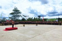 Wabup Rejikinoor memimpin upacara penutupan pelatihan Pramuka gabungan. Foto : Suroso/1tulah.com