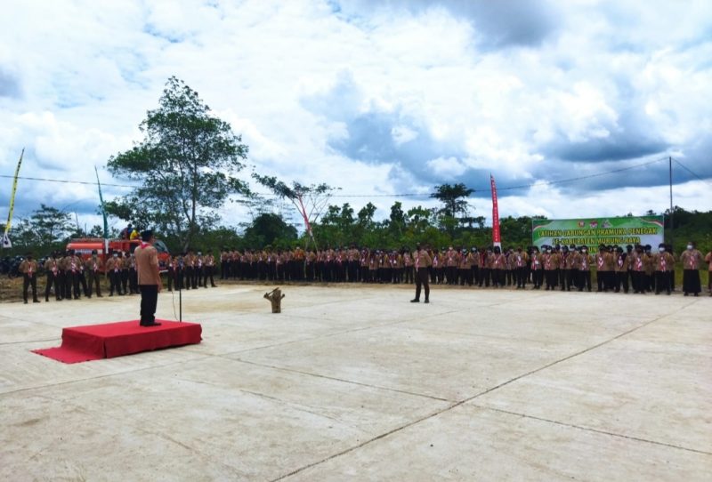 Wabup Rejikinoor memimpin upacara penutupan pelatihan Pramuka gabungan. Foto : Suroso/1tulah.com