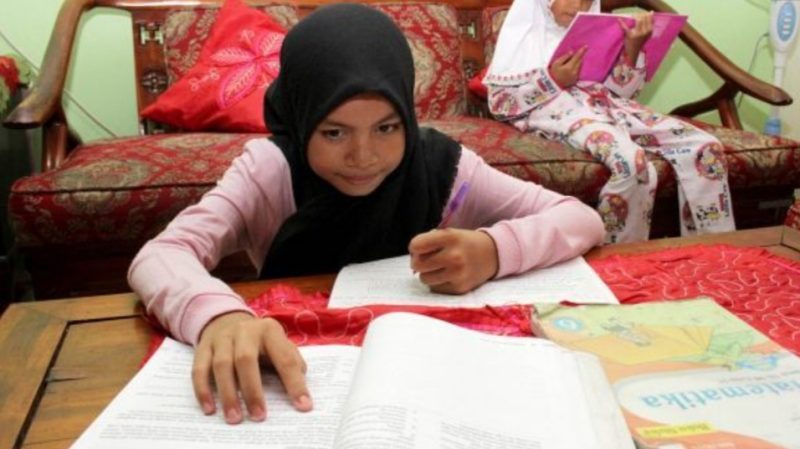 foto ilustrasi belajar di ruman